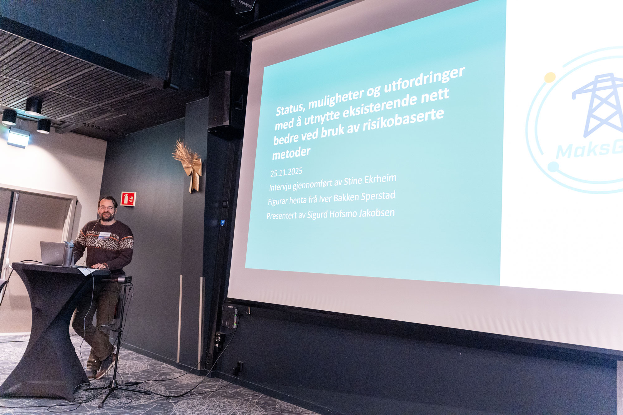 Risikobasert planlegging og drift Sigurd Hofsmo Jakobsen, forsker i SINTEF, presenterte hvordan risikobaserte metoder kan bidra til å utnytte nettet bedre. Hypotesen tar for seg potensialet til å øke kapasiteten med opptil 25 prosent gjennom tre sammenhengende tiltak: koordinert automatisk systemstyring, dynamiske overføringsgrenser, og risikobasert drift og planlegging. Gjennom intervjuer med fem nettselskaper har Maksgrid kartlagt dagens praksis for risikoanalyser. Resultatet understreker problemer ved at analysene ofte er subjektive, basert på værmeldinger og enkeltpersoners vurderinger, og sjelden dokumentert. Dette skaper et problem hvor det blir vanskelig å vite hvor stor risiko man tar, og å kommunisere risikoen internt. Barrierene er tydelige: lite insentiv for å ta mer risiko, mangel på verktøy og metoder, og behov for sanntidsdata og prognoser. Konklusjonen er dermed tydelig: bransjen trenger felles standarder for risikovurdering og bedre dokumentasjon. Dette vil bidra til at beslutninger blir mer transparente, kan etterprøves, som gir et solid grunnlag for optimalisering.