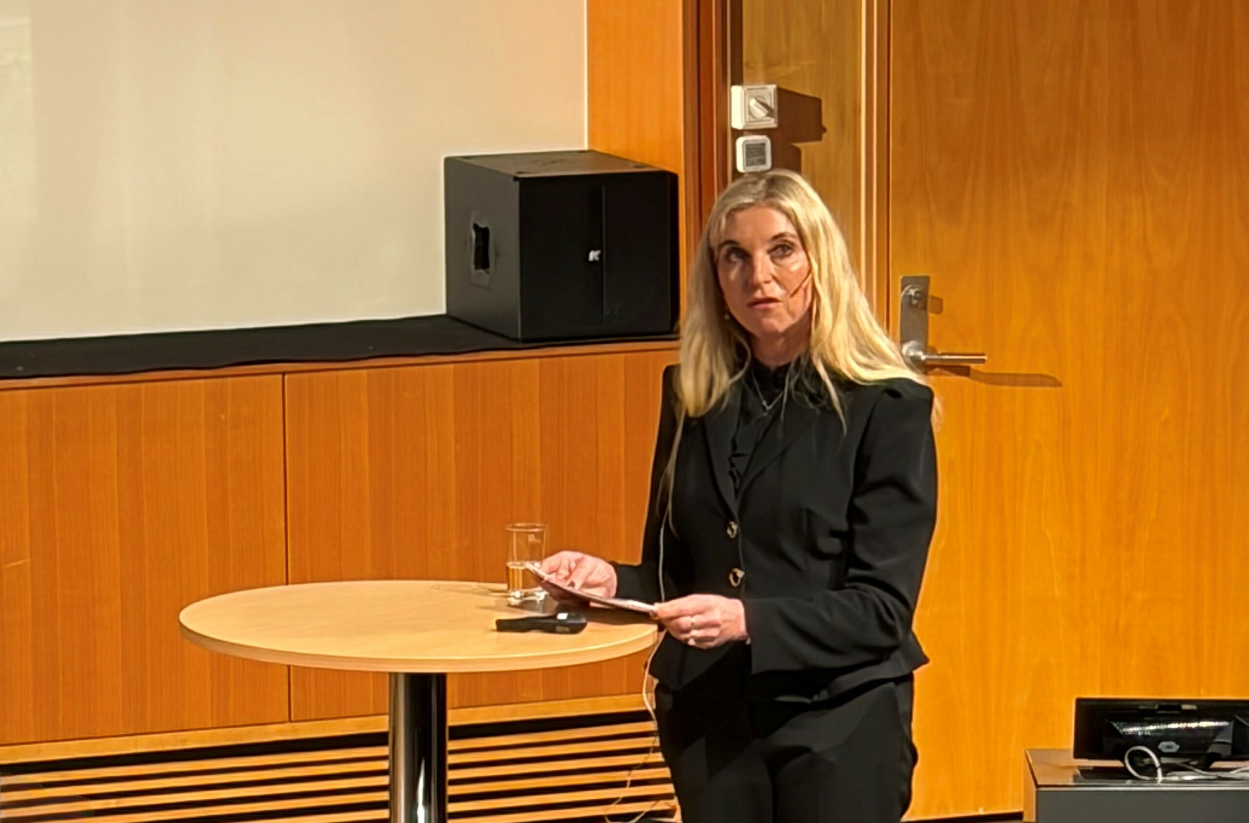 Bildet viser Lene Moestue som snakker om Energi2050