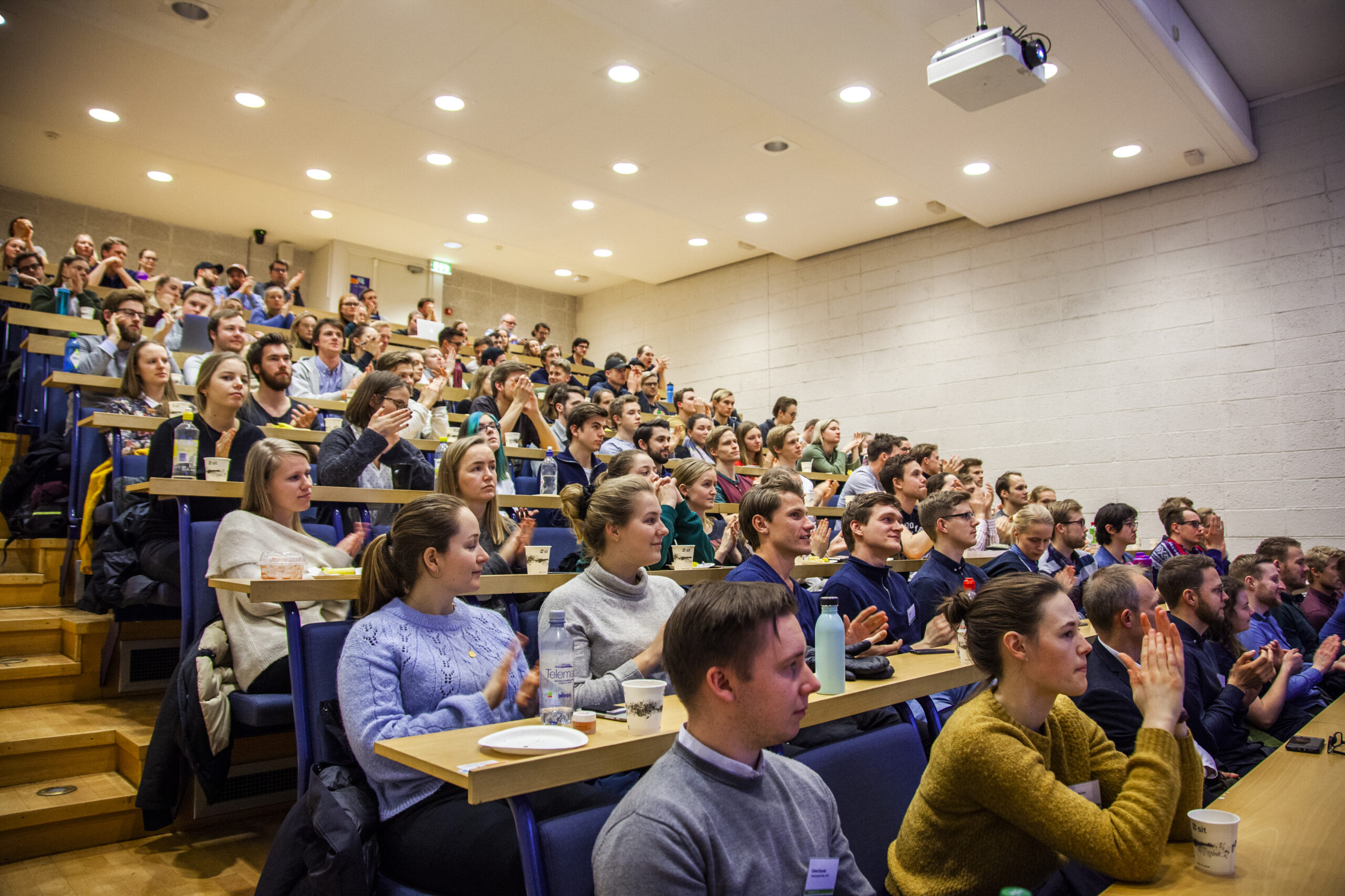 Oleinikova anbefaler unge forskere å bygge en sterk tverrfaglig kompetanse, siden smarte energisystemer ikke lenger bare handler om elkraftteknikk, men kombinerer fag som dataanalyse, kunstig intelligens, cybersikkerhet, kommunikasjonsteknologi og kraftelektronikk. Hun vektlegger også viktigheten av å forstå de større rammene for energiomstillingen, inkludert miljømessige, økonomiske og politiske drivere. I tillegg oppfordrer hun forskere til å arbeide tett med industrien gjennom samarbeid, praksis og prosjektarbeid, da utfordringene nettselskaper står overfor gir opphav til relevante og praksisnære forskningsspørsmål.