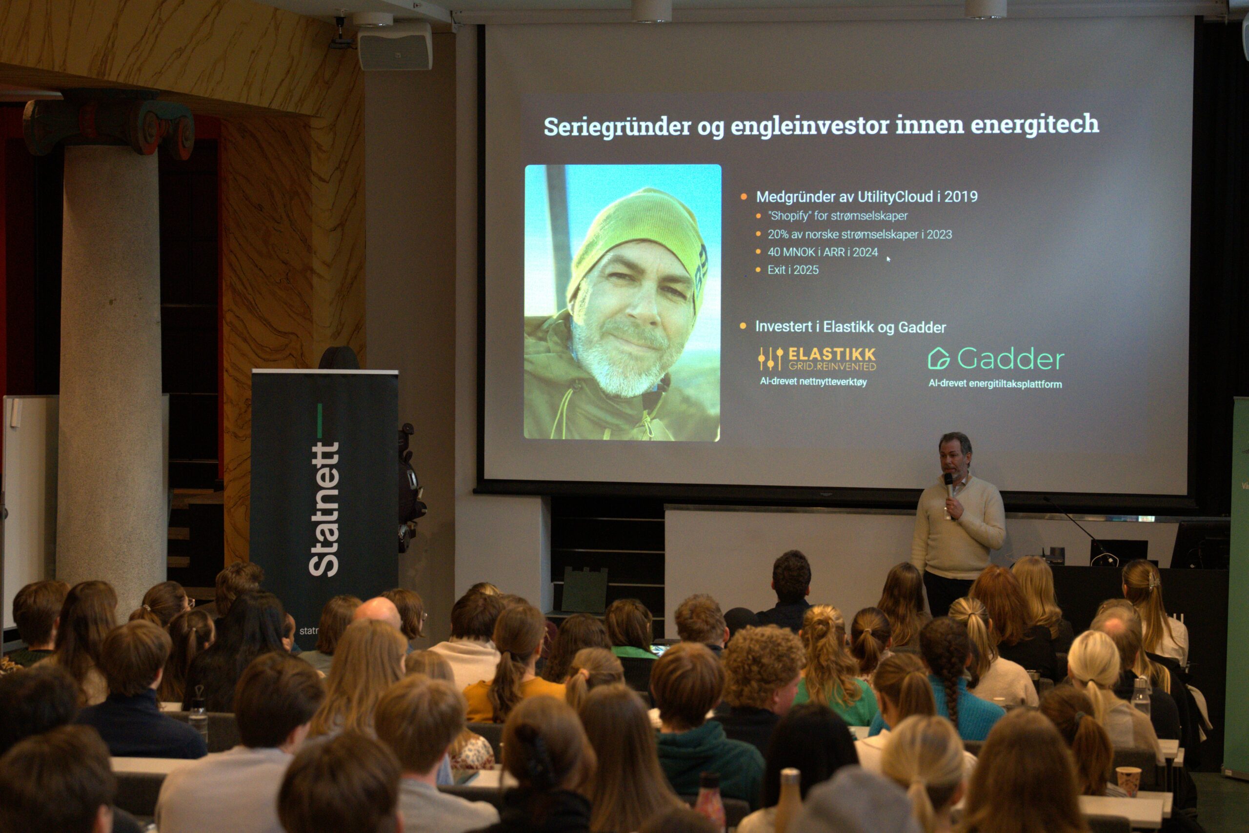 Erlend Falch Pedersen forklarer hvordan Elastikk bruker KI for å frigjøre kapasitet i strømnettet.